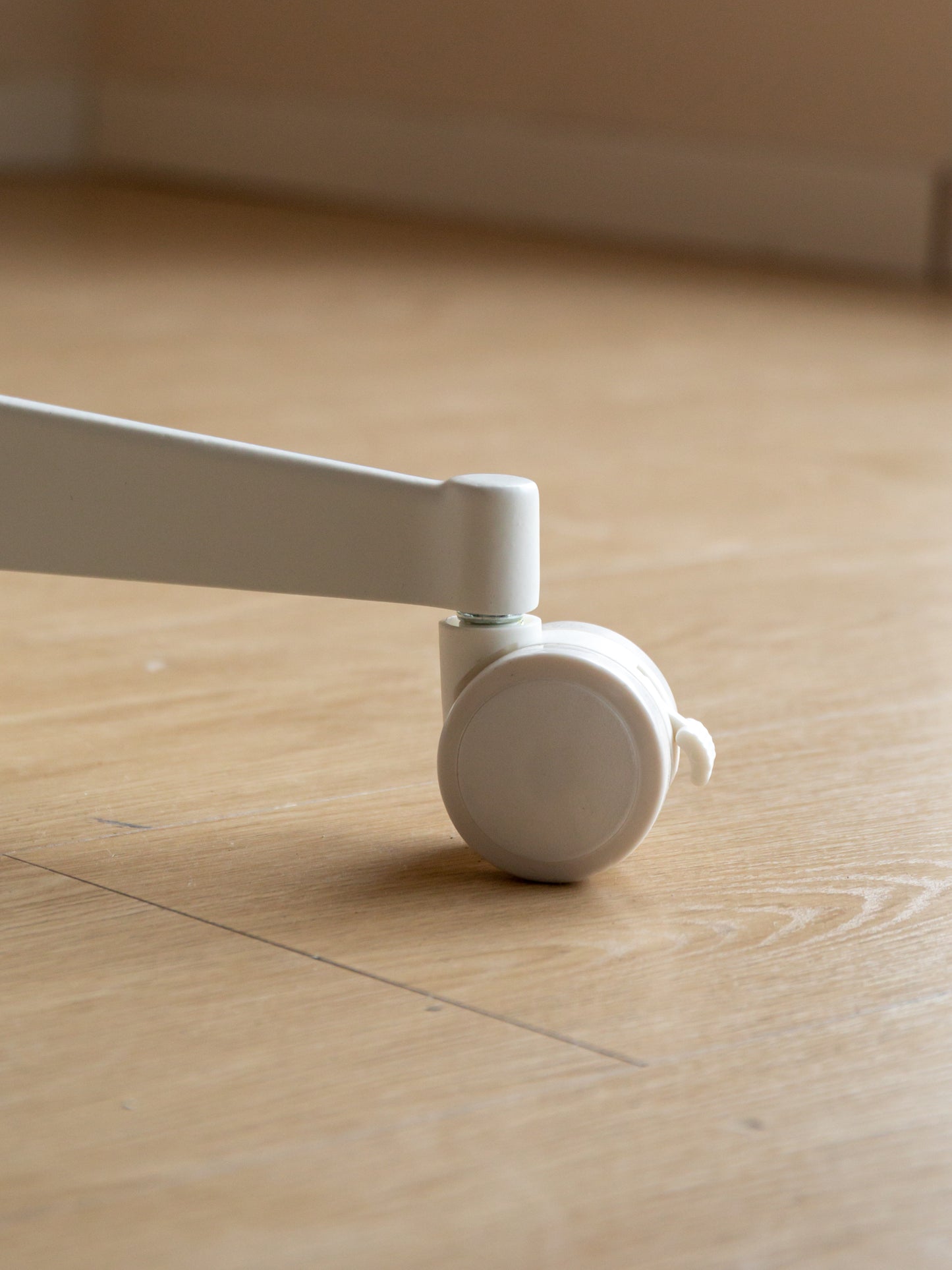 适合小空间的圆形边桌,配有白色金属腿