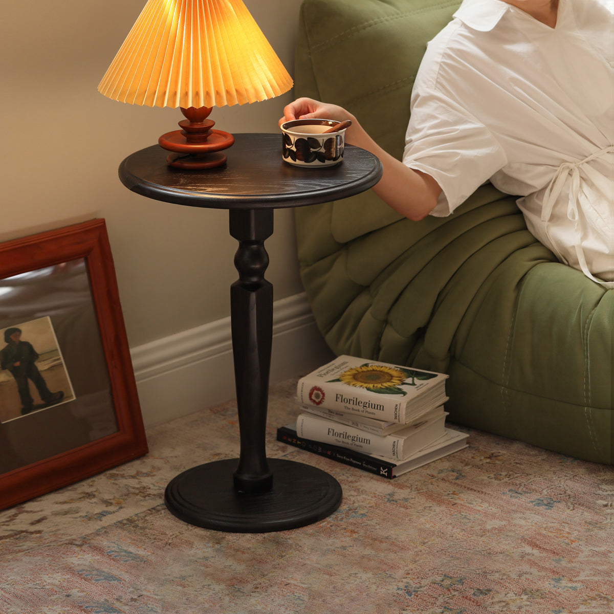 适合小空间的 100% 实木圆形边桌(黑色)