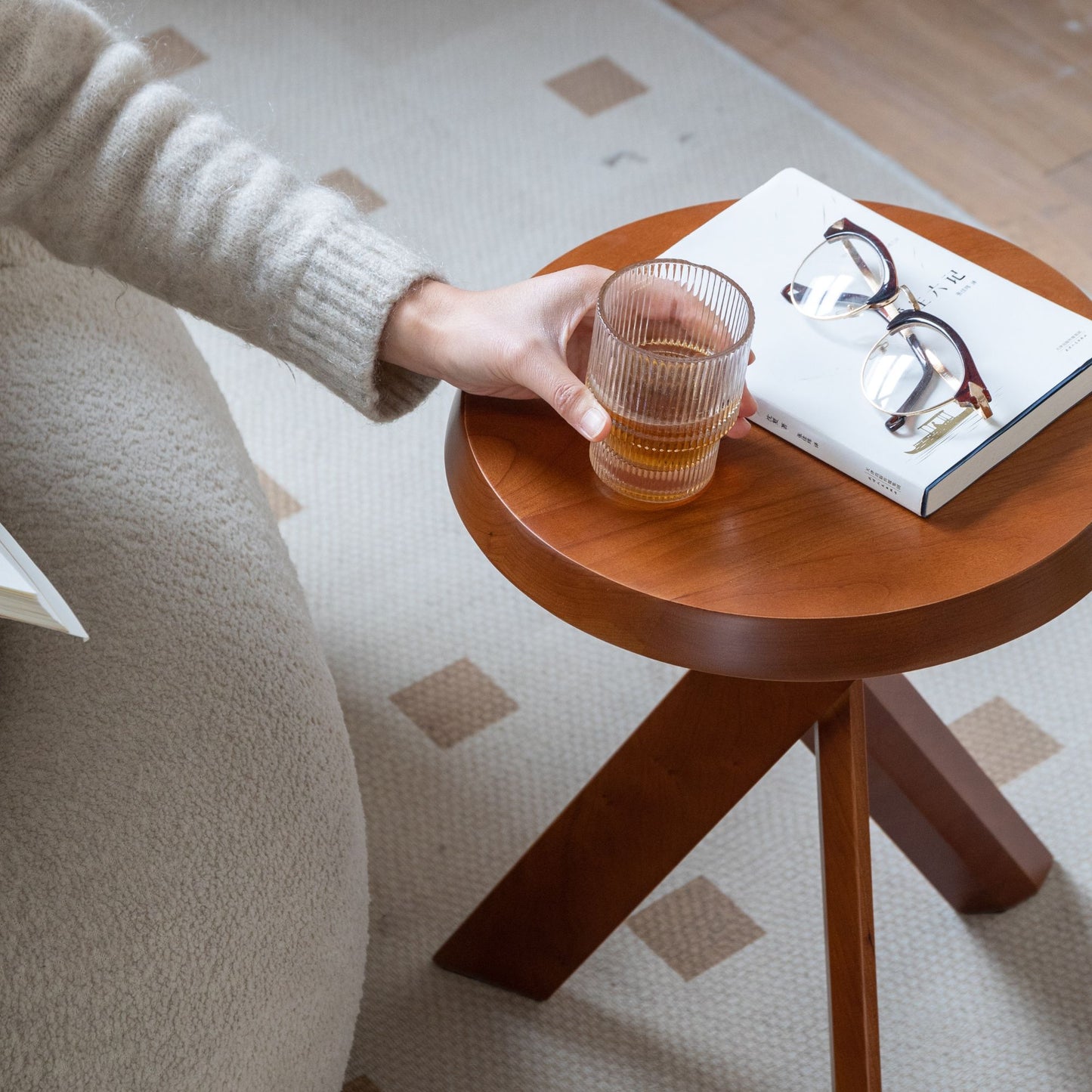 100% Solid Wood Side Table Golden Ratio Round Small End Table (Walnut)